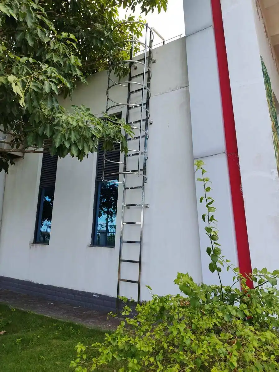 Fixed ladder with intermediate rest platform