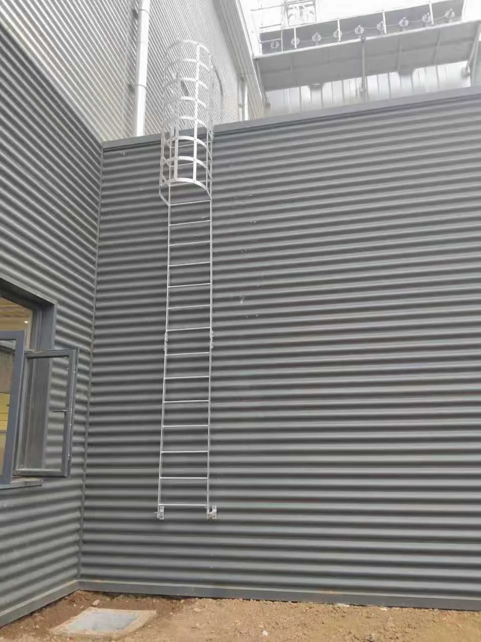 Manhole fixed ladder in HDG steel