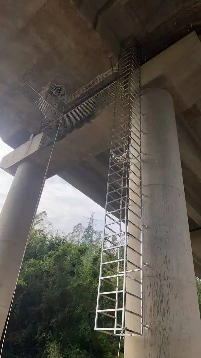 Aluminum fixed ladder