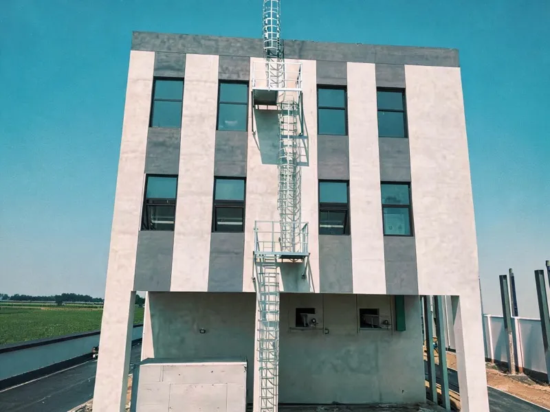 Dengtai Fixed ladder with platform — rest platform and cage pre-assembled — factory installation