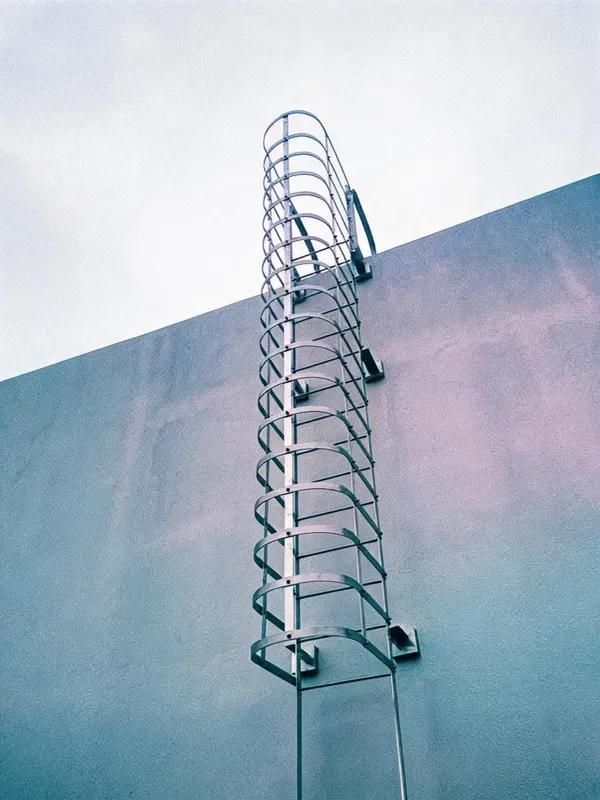 Dengtai HSE-compliant fixed ladder with safety cage